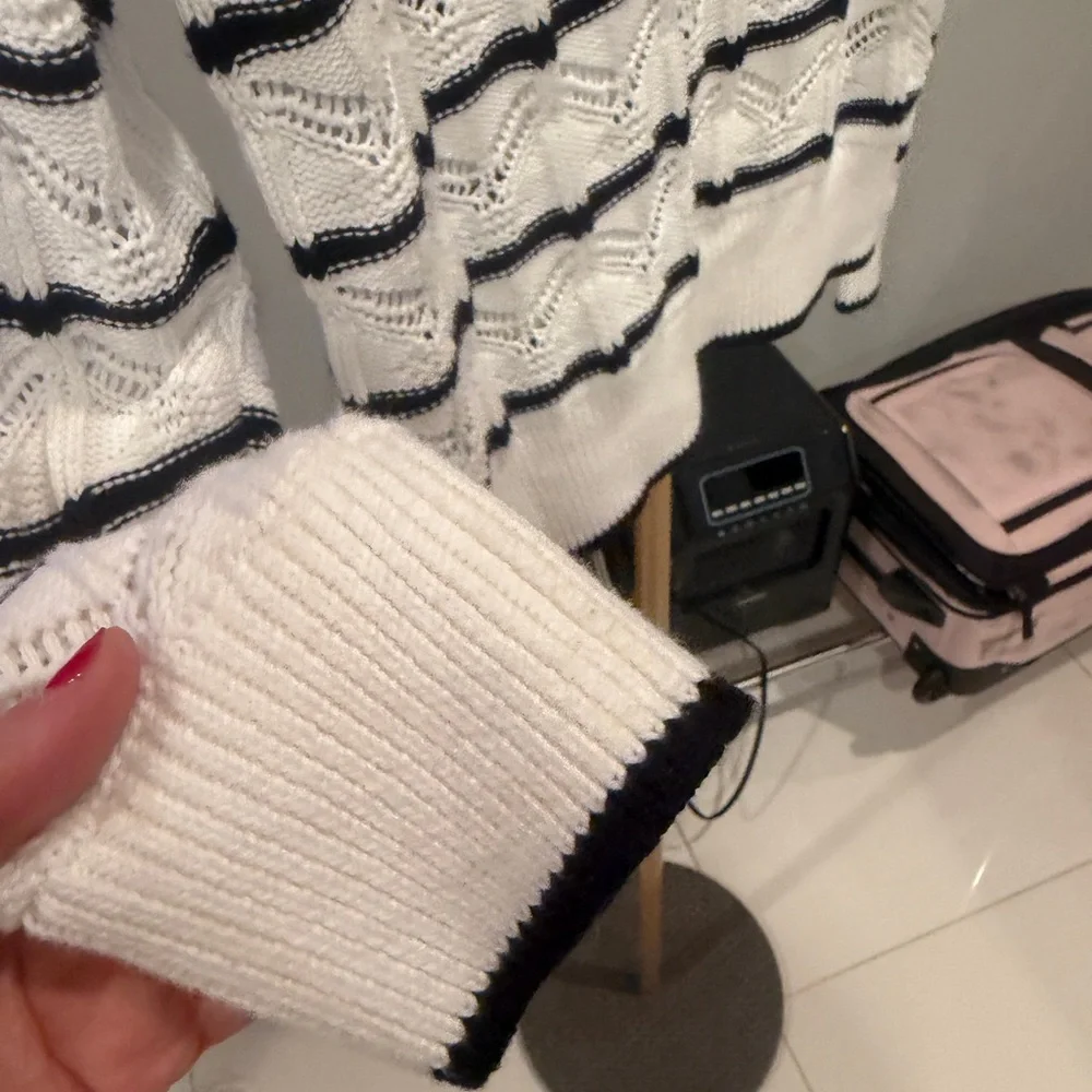 GAP Women's Sweater with Black and White Pattern - Picture 6 of 7